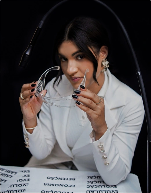 Deborah Alves segurando óculos de proteção para LED